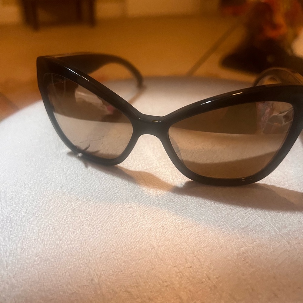 CHANEL Glossy Black Sunglasses with Gold Logo and Gold mirror lens - Picture 6 of 8
